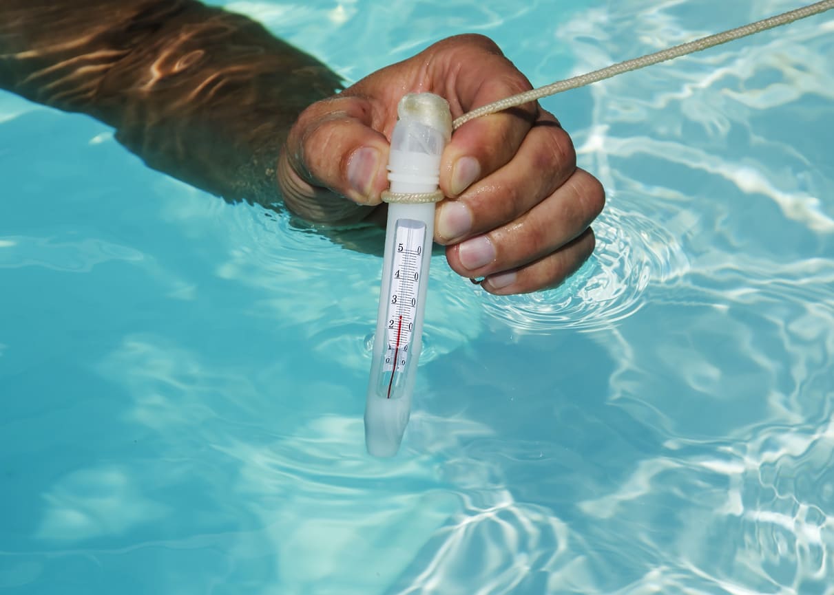 Mesurer la température de l'eau de piscine